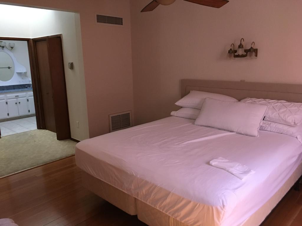 Hotel Burgess Reedley Екстериор снимка