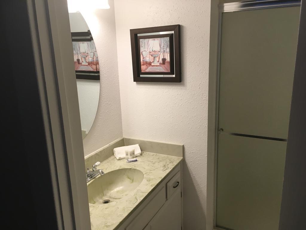 Hotel Burgess Reedley Екстериор снимка