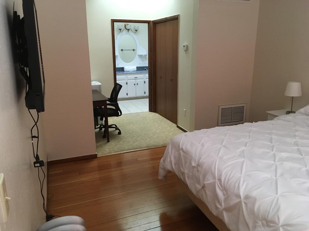 Hotel Burgess Reedley Екстериор снимка