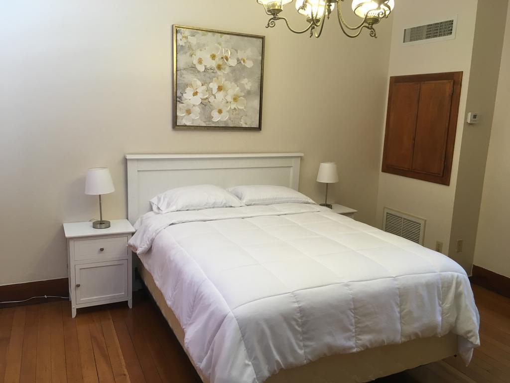 Hotel Burgess Reedley Екстериор снимка