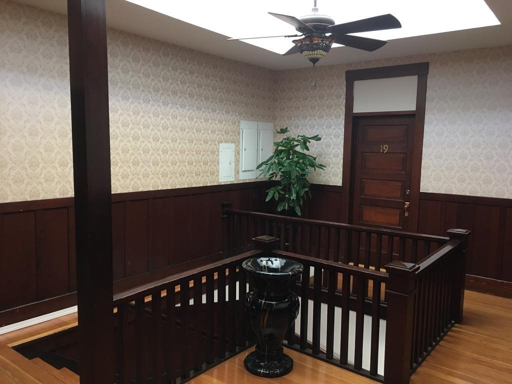 Hotel Burgess Reedley Екстериор снимка