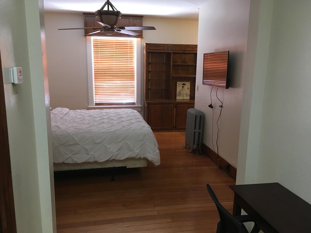 Hotel Burgess Reedley Екстериор снимка