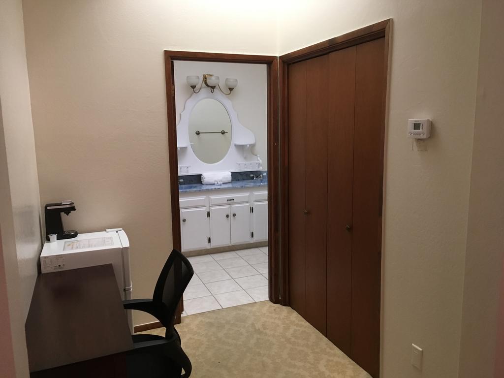 Hotel Burgess Reedley Екстериор снимка