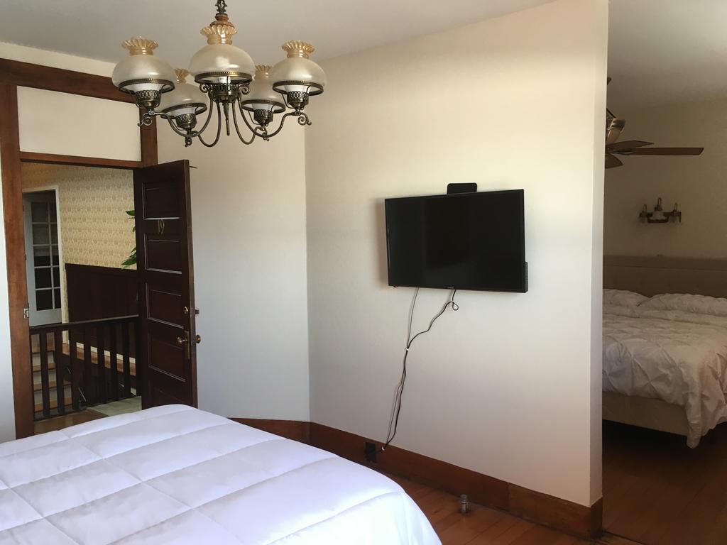 Hotel Burgess Reedley Екстериор снимка