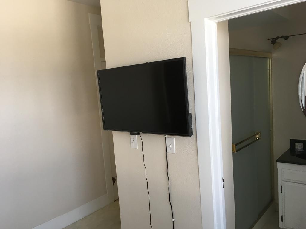 Hotel Burgess Reedley Екстериор снимка