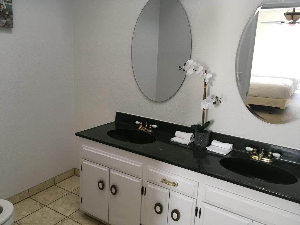 Hotel Burgess Reedley Екстериор снимка