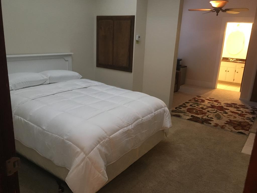 Hotel Burgess Reedley Екстериор снимка