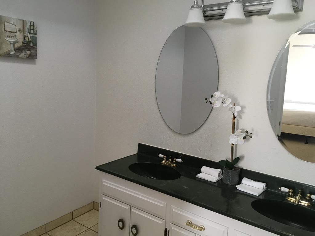 Hotel Burgess Reedley Екстериор снимка