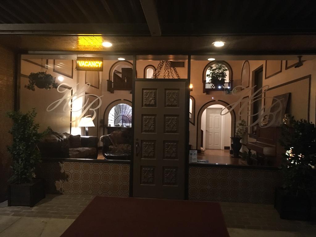 Hotel Burgess Reedley Екстериор снимка
