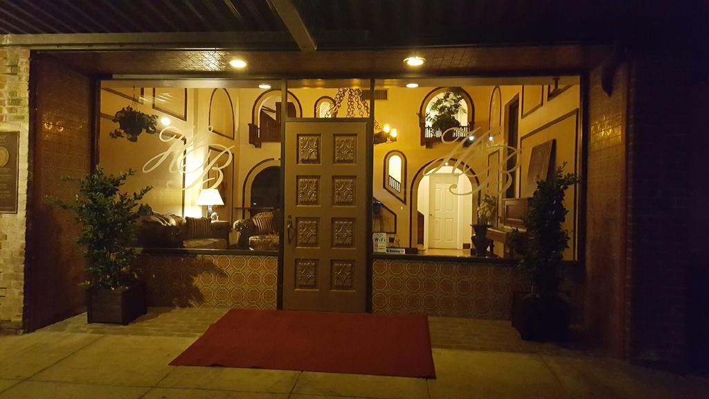 Hotel Burgess Reedley Екстериор снимка
